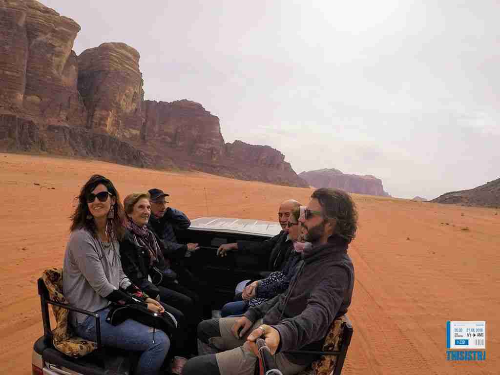 la familia disfrutando en el jeep en el desierto de Jordania