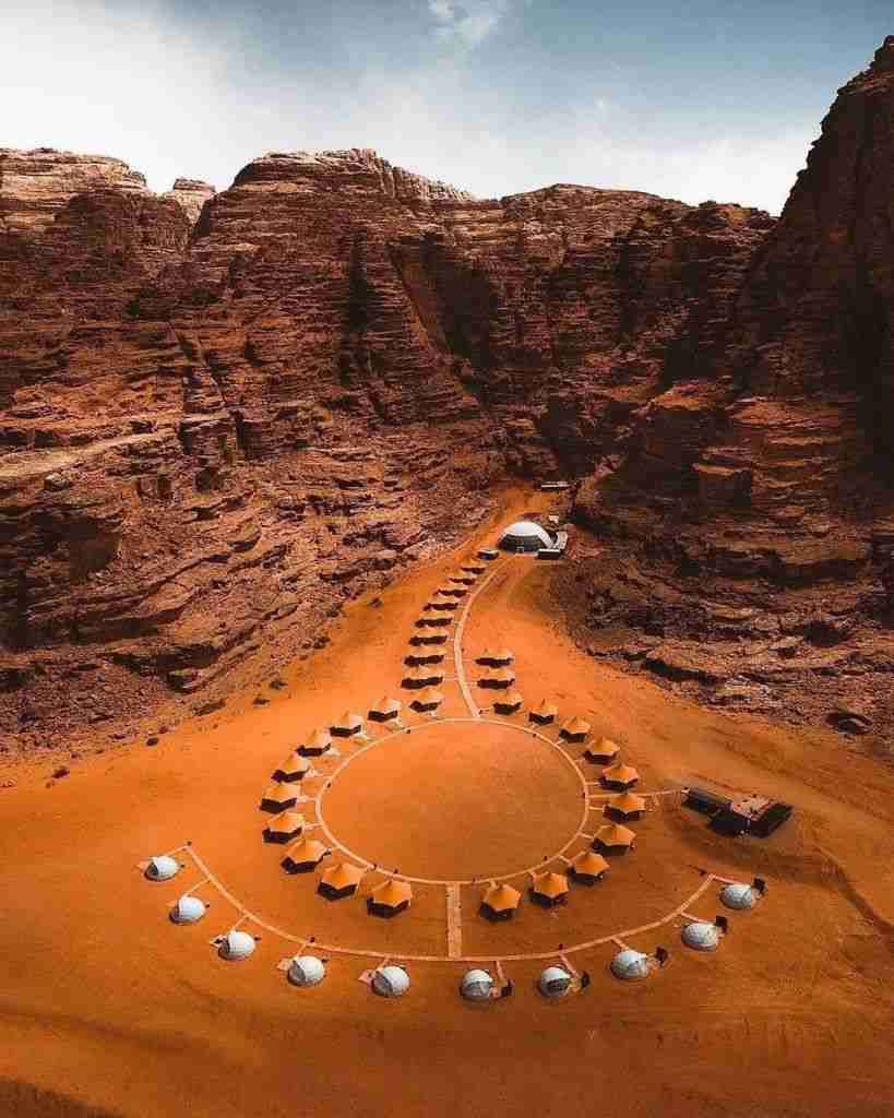 panoramica drone del alojamiento del Memories Aicha, Jordania