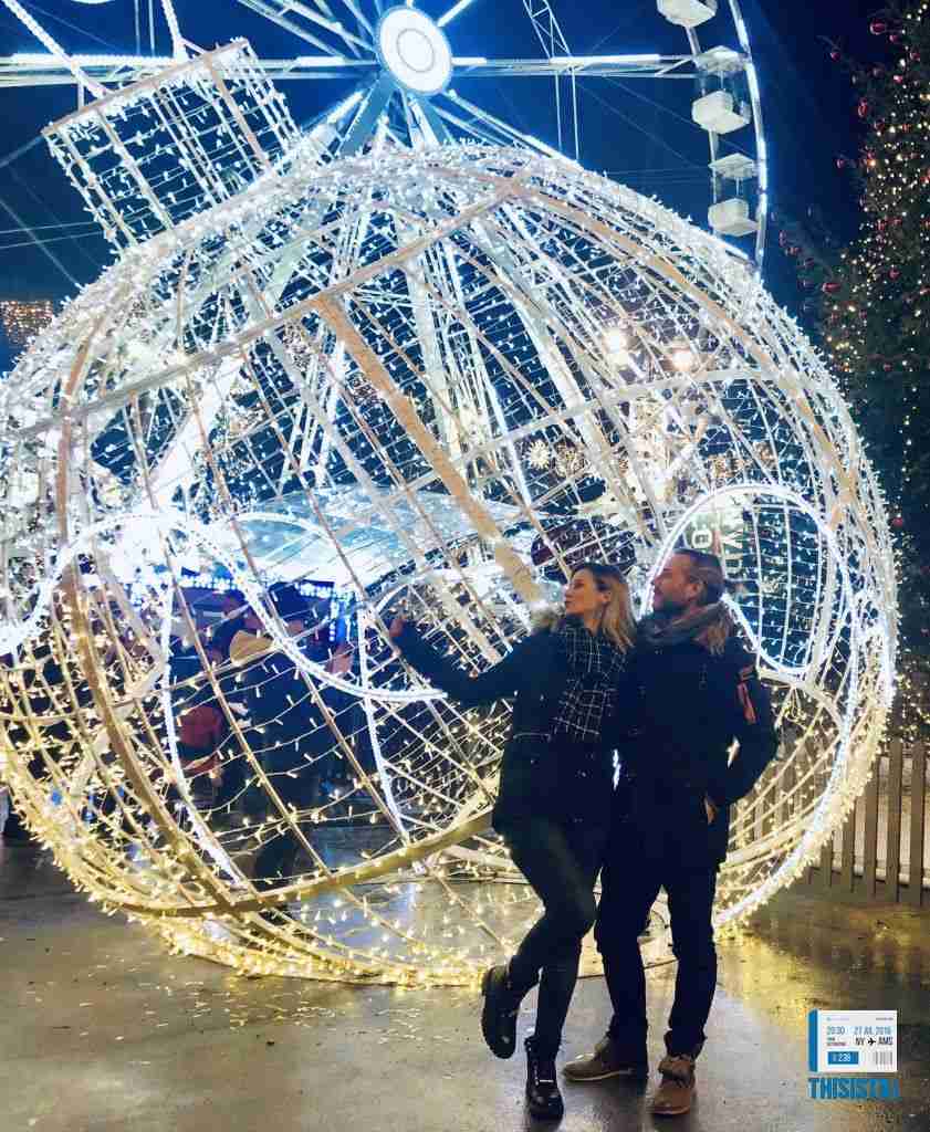 enorme bola navideña en el centro de Glasgow