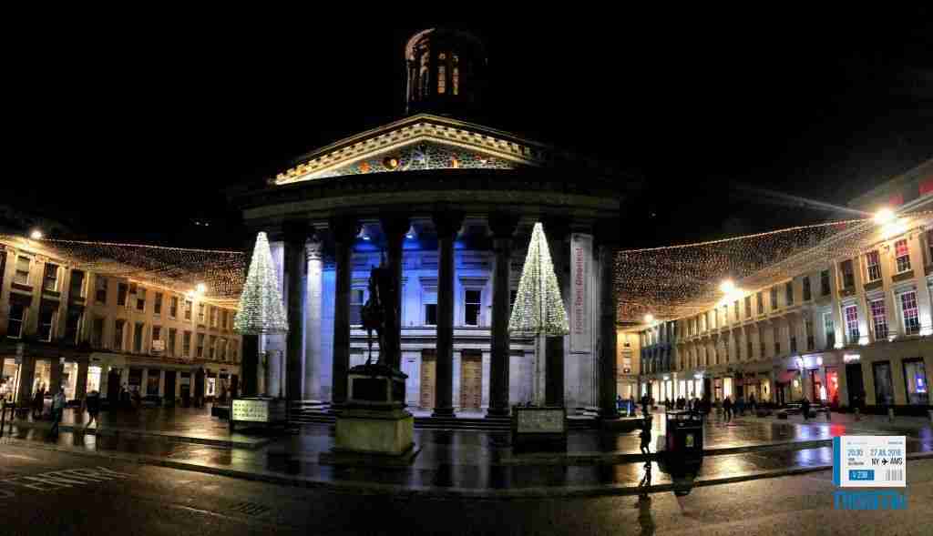 Glasgow edificio monumental con decoracion navideña