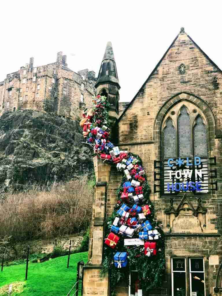 decoracion navideña y castillo de Edimburgo